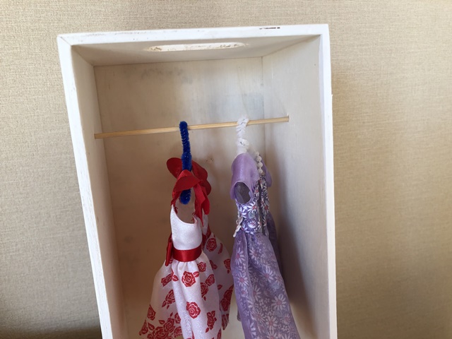 リカちゃんの服の収納クローゼットを手作りしてみた 100均材料で 子育て小町 リカちゃんの服の収納クローゼットを手作りしてみた 100均材料で 子育て小町
